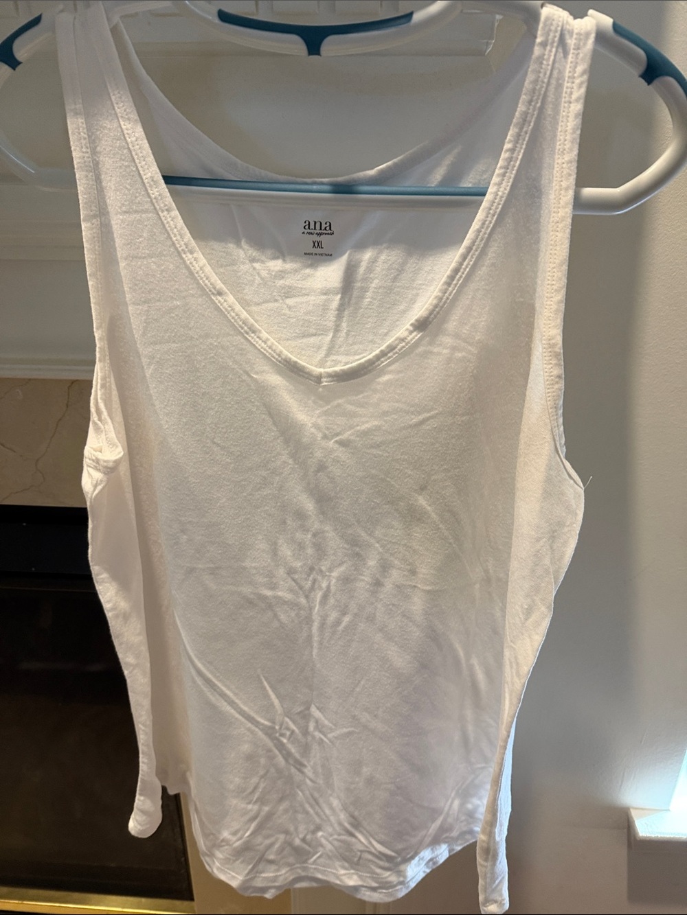 a.n.a Women's White Scoop Neck Tank Top